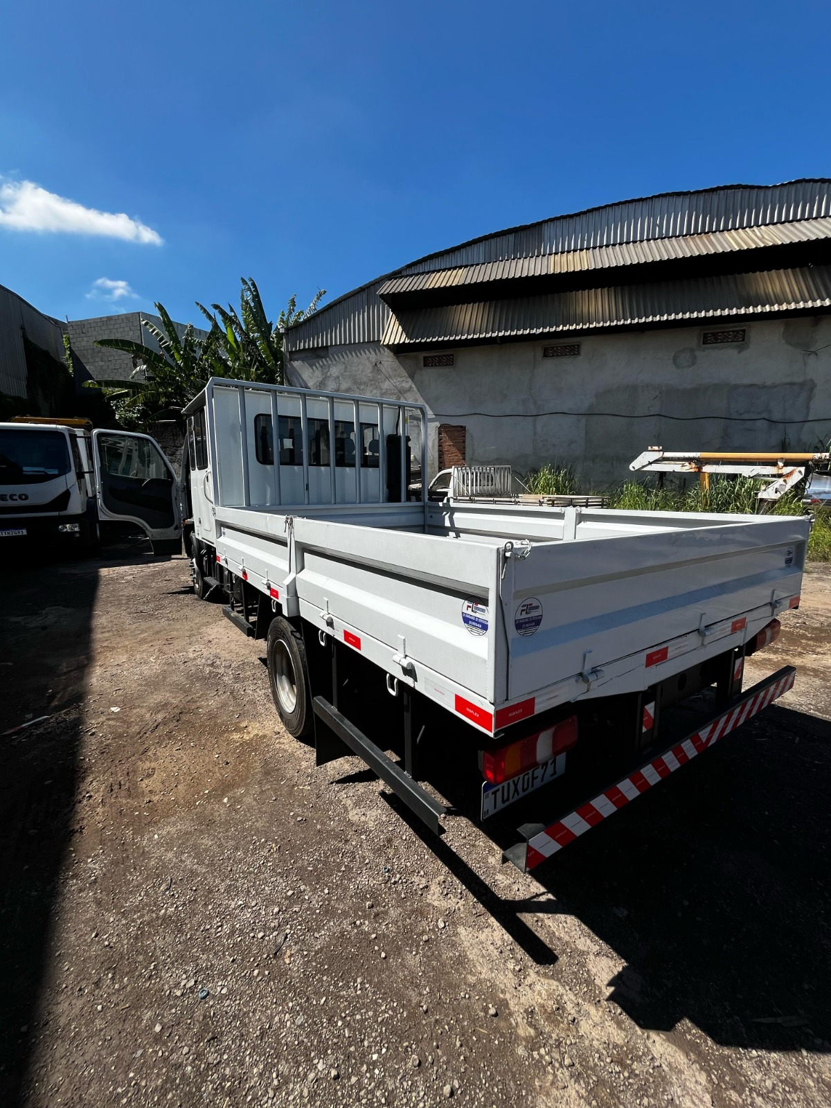 Caminhão com Cabine Suplementar de 8 Passageiros